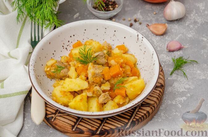 свинина, картофель, тыква, лук репчатый, морковь, чеснок, лавровый лист, масло сливочное, перец чёрный горошком, перец душистый горошком, приправа для мяса, травы итальянские, соль