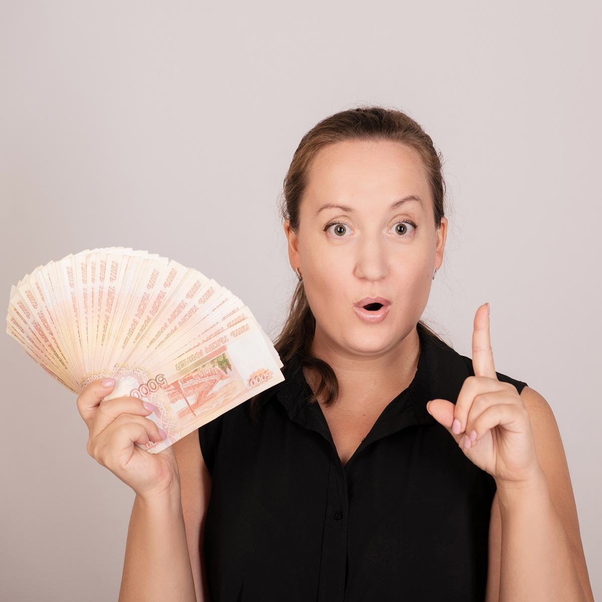 Как считаете, сколько в руке денег? Полная сумма материнского капитала? Больше? Или не всё?