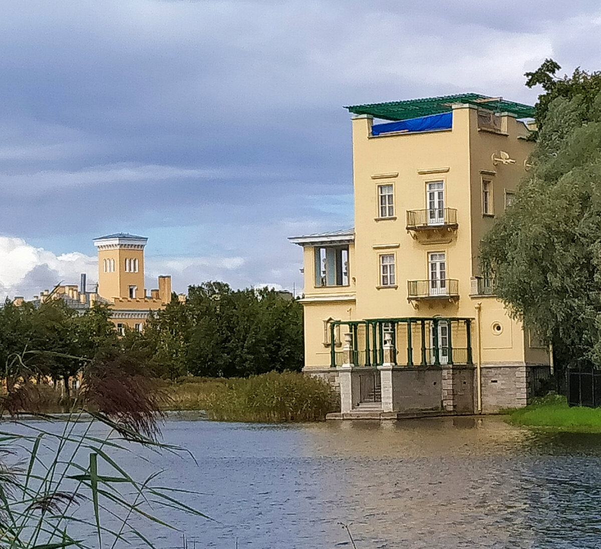 Вид на Ольгин остров в Петергофе