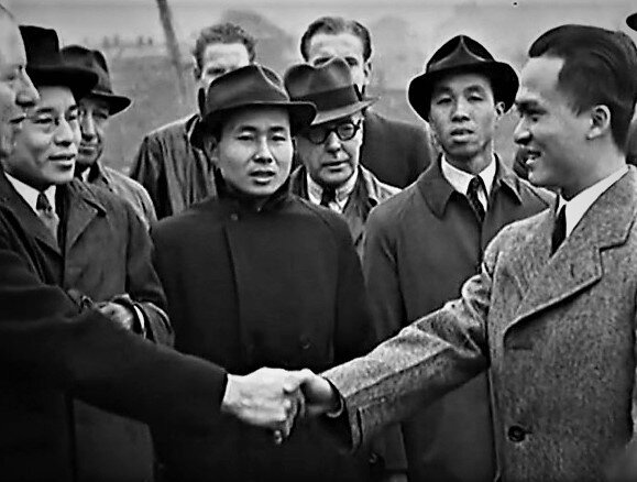 Линь Пэн (справа) на встрече с сотрудниками дипмиссии США