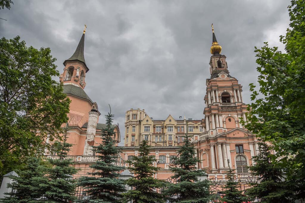 Храм апостолов. Храм апостолов Петра и Павла в Басманной Слободе. Москва Церковь Петра и Павла в новой Басманной Слободе. Новая Басманная 11 храм Петра и Павла. Храм святых первоверховных апостолов Петра и Павла Москва.