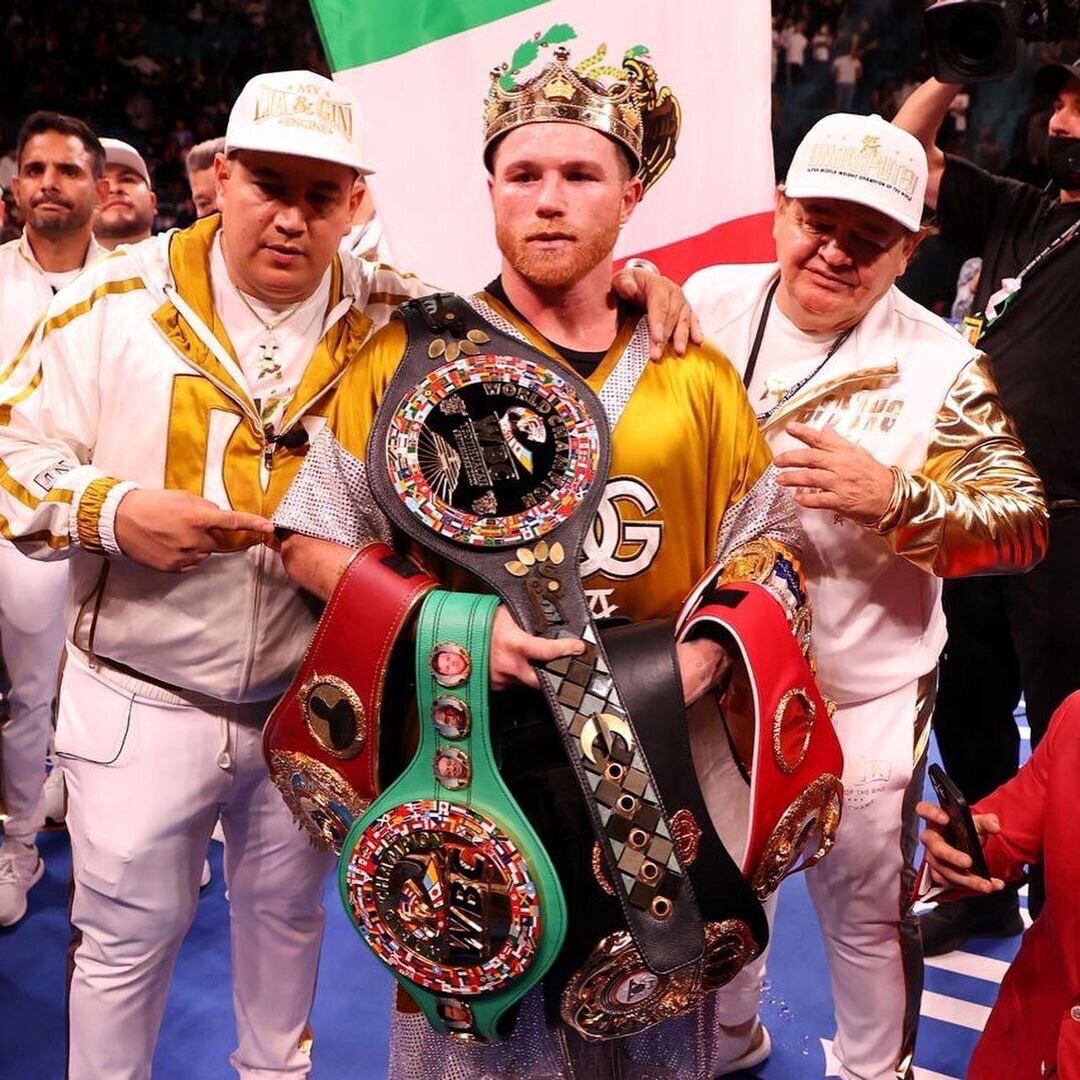 Фото чемпиона после объединительного боя за звание абсолютного чемпиона мира во втором среднем весе