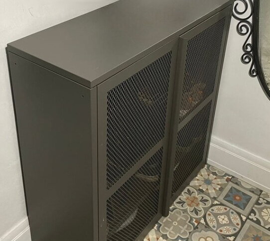 Металлический шкаф в доме — это стильно