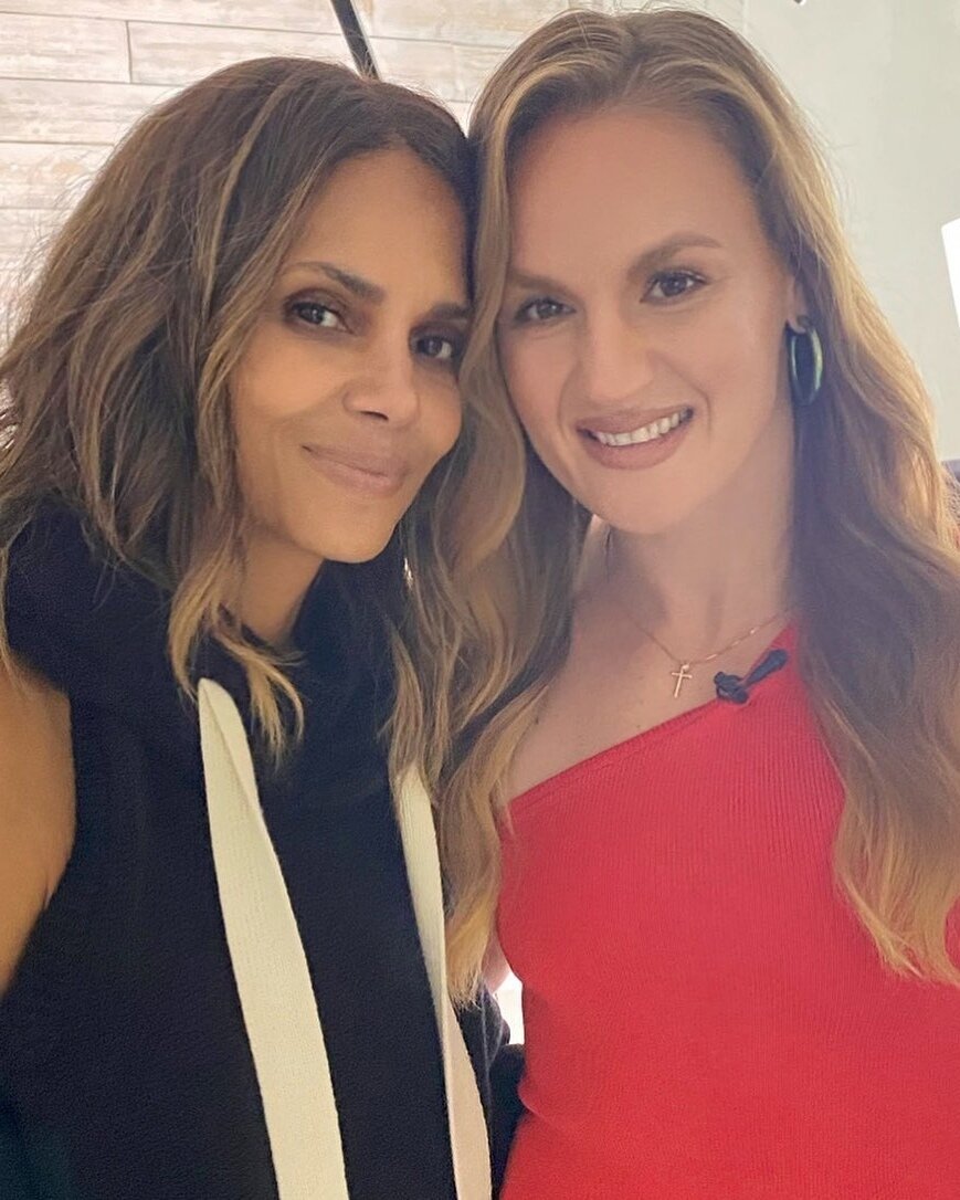 Валентина Шевченко собирается продолжать сниматься в кино: 
 
Недавно на экраны вышел , где чемпионка UFC Валентина Шевченко (22-3) сыграла второстепенную роль. 
 
В интервью MMA Junkie «Пуля» поделилась впечатлениями от своих первых съемок и дала понять, что в будущем мы еще увидим ее на большом экране. 
 
Фильм «Удары» с Холли Берри - это был удивительный опыт. Весь процесс работы над фильмом был заряжен позитивной энергией. Работать с Холли и со всей командой было одним из лучших опытов в моей жизни. Я наслаждалась всем процессом от начала до конца. Мы начали готовиться к сьемкам за два месяца. Каждый день у нас были тяжелые тренировки по пять часов день, перед тем как мы начали снимать сцену финального боя. Я бы сказала, это были мои самые длинные пять раундов, потому что это были не привычные пять раундов по пять минут, они длились целых пять дней. Мне очень понравилось и я точно хочу повторить это в будущем. Я уверена, что Холли ждет успех в качестве режиссера, а я всегда буду в ее команде.
 
Холли Берри, которая выступала режиссером картины «Удары», сказала, что уже замолвила словечко за Шевченко, общаясь с режиссером серии фильмов «Джон Уик» Чедом Стахелски.