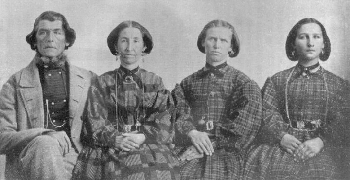 Так выглядела мормонская семья. / На фото Айра Элдредж и 3 его жены: Нэнси, Ханна и Хельвиг. ок. 1864 г. Источник: WikiCommons