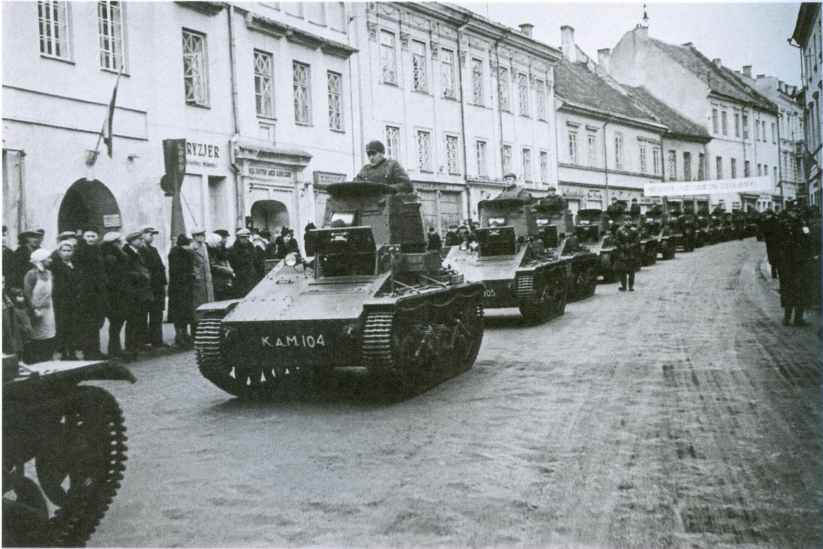 Польша вторглась. Литовская армия в городе Вильнюс 1939 г. Литовские войска в Вильнюсе 1939 года. Литовская армия и польская 1939. Танки Польши 1939.