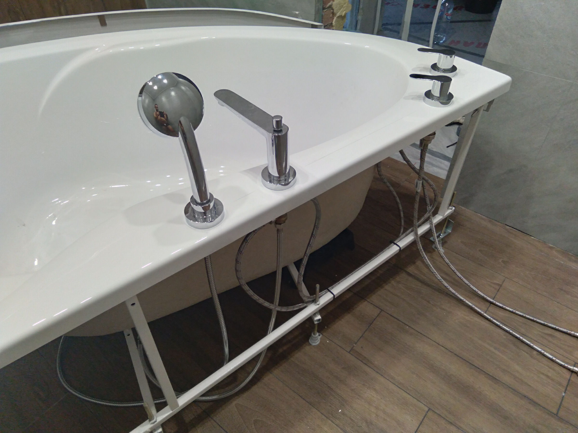 Врезка смесителя в акриловую ванну своими руками. Плитка в ванной кран. Отвод для смесителя на ванну l77. Смеситель для врезки в акриловую ванну с душем. Смеситель врезанный в ванную.