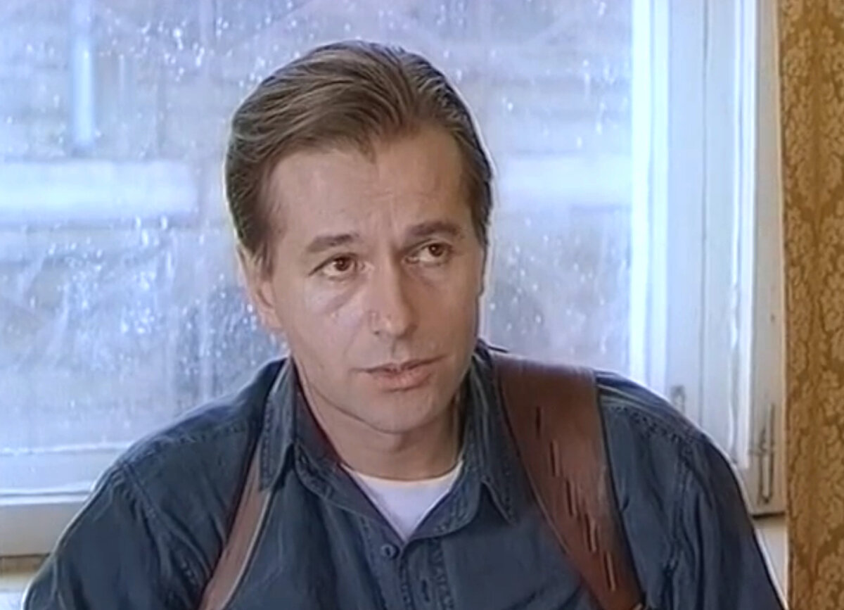 Кадр из кинофильма "На углу у Патриарших", 1995 г., режиссер Вадим Дербенев, сценаристы Анатолий Степанов, Эдуард Хруцкий, композитор Виктор Бабушкин (скриншот)