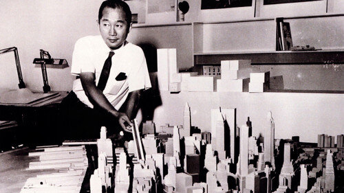 Минору Ямасаки показывает на макете Нижнего Манхэттена место под ВТЦ