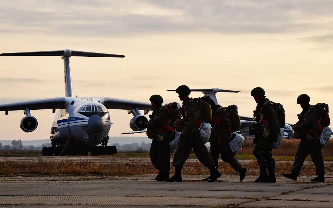 Вдв аэродром. Ил 76 Казахстан ВКС. Самолёт ил-76 ВДВ. Ил-76 военно-транспортный десантников самолёт. Самолет ил-76 ВКС России.