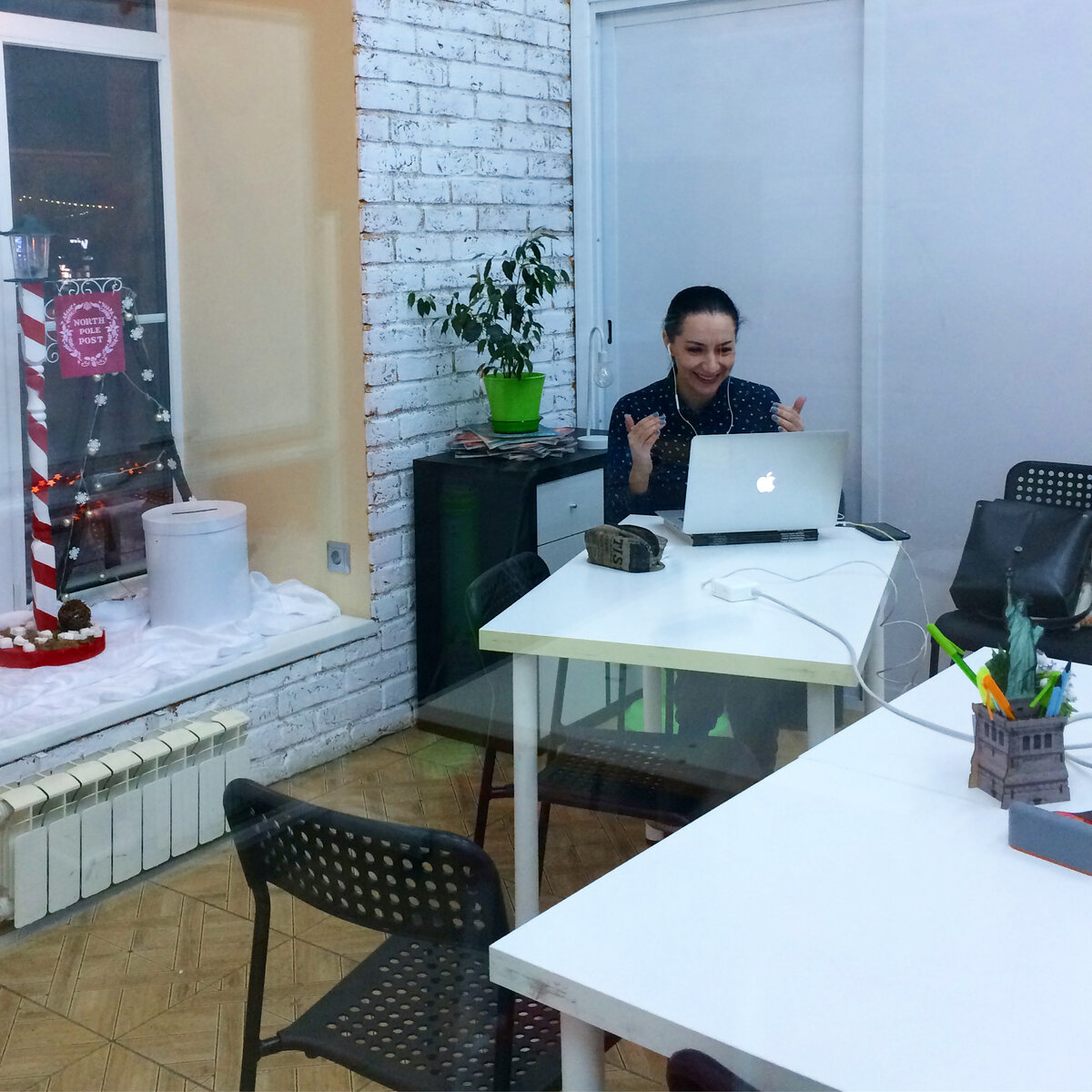 Вот кстати сижу себе в уголке, веду вебинар)))