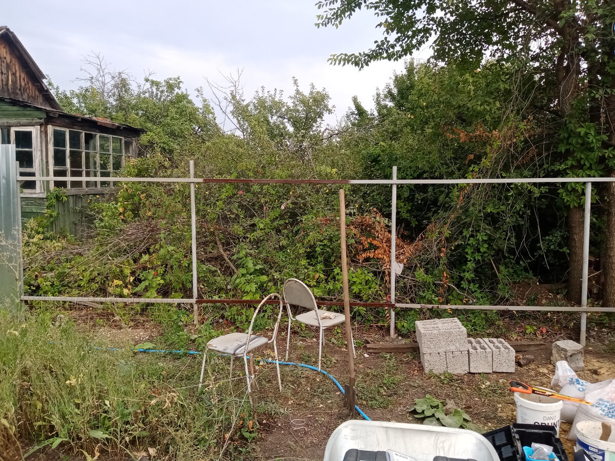 Кончилась краска как на зло😬😬😬😬😬😬 пришлось мчать в магазин, так как на следующий день уже должны были привезти металл. 