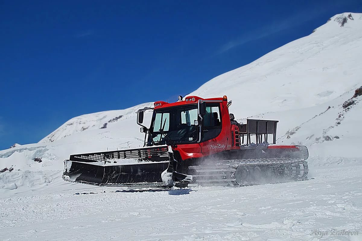 Ратрак pistenbully 400w. Бульдозер лыжных трасс. Бульдозер лыжных трасс. Снежный ратрак. Ратрак вельвет.