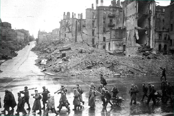 Советские солдаты идут по Крещатику. Фото из открытых источников.