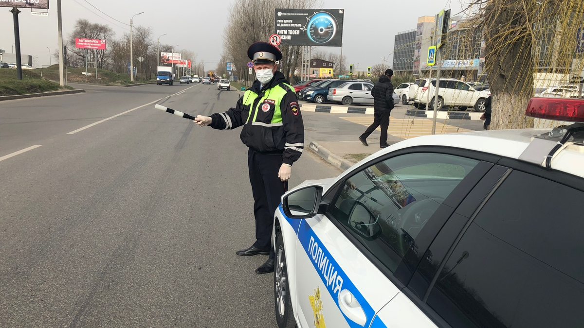 Источник: https://don24.ru/rubric/obschestvo/donskie-policeyskie-teper-rabotayut-v-medicinskih-maskah-i-perchatkah.html