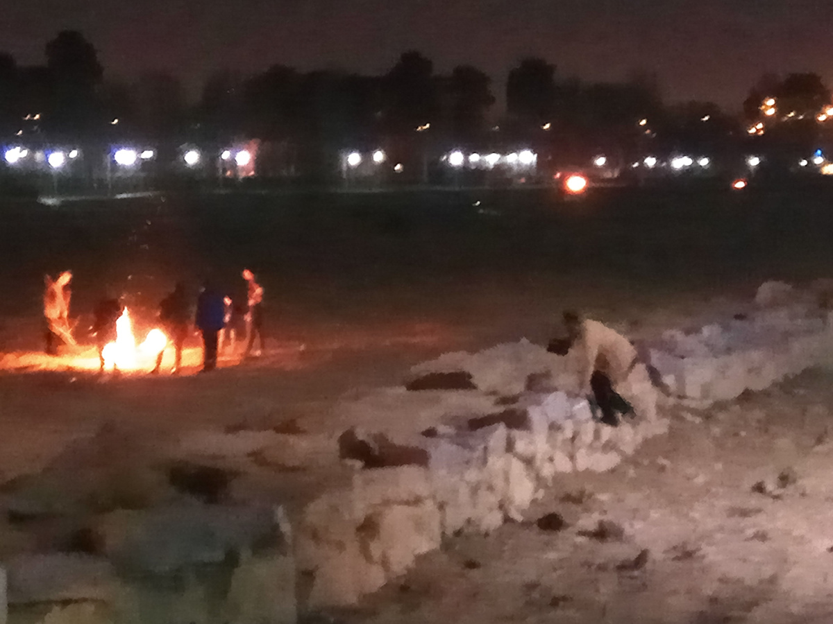 Костры в сухом русле реки Заяндеруд в Исфахане