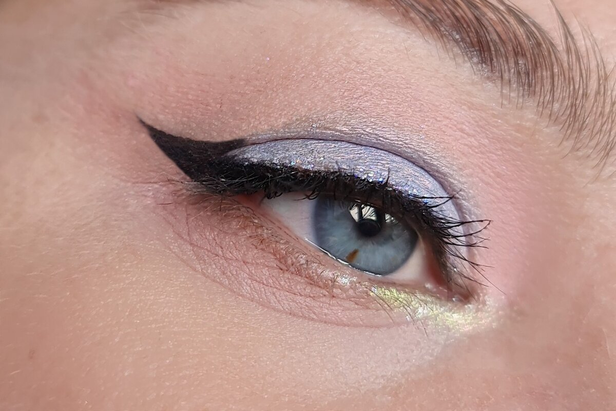 Блик по нижнему веку ко внутреннему уголку + светлые матовые тени для маскировки тени