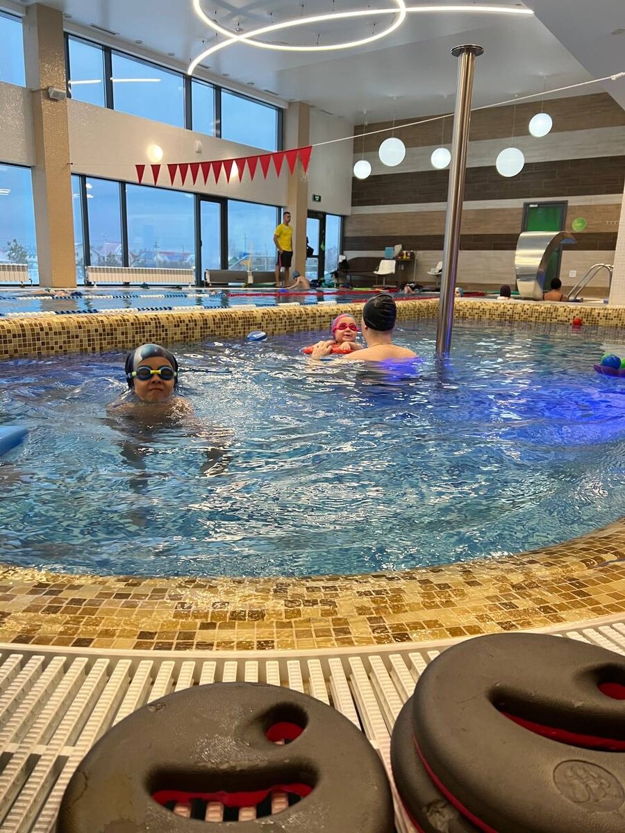 Спешу сразу вас успокоить, мои заботливые) уже проблема почти решена ❗Недавно мы заметили, что сын стал часто моргать, когда нервничает. Я же, как любая мать, его в охапку и по врачам. Как оказалось, всему виной родовая травма ( и когда он нервничает, она даёт о себе знать😔  невролог назначил электрофорез и плавание 🏊‍♂️ плюс консультацию остеопата и наше теперь любимое молочко 🥛
Пришлось, конечно, отказаться от карате, так как это стресс всё таки... ну ничего 💪я не унываю, а дети только рады, что теперь у них по плану бассейн несколько раз в неделю 🏊‍♀️🏊‍♂️