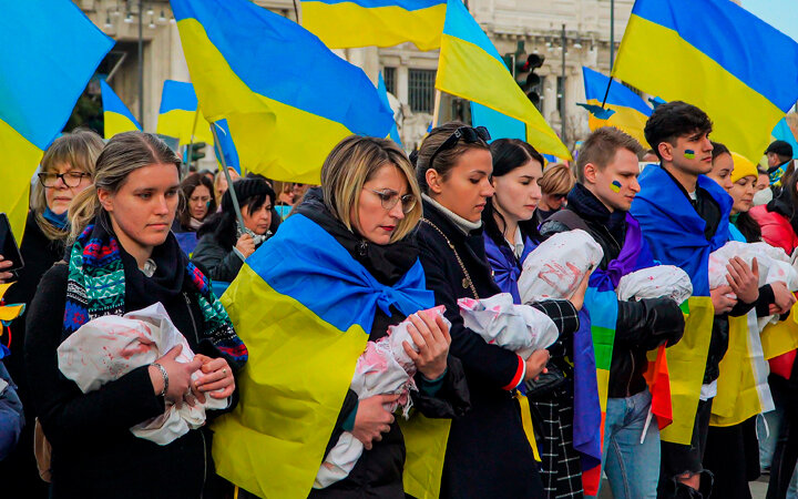 УКРАИНСКИЕ БЕЖЕНЦЫ ОРГАНИЗОВАЛИ ФЛЕШМОБ В МИЛАНЕ. ФОТО: VILTVART / SHUTTERSTOCK.COM 