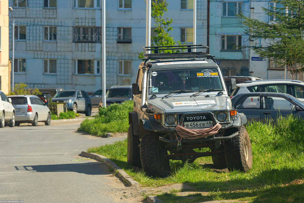 Признак «воспитанности» — парковка на газоне. Еще более отвратительно, чем на тротуаре.