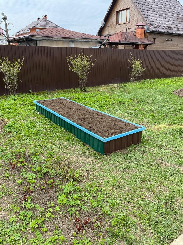 Первая грядка готова. 