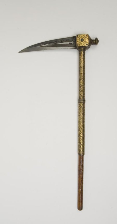  Клевец однолезвийный. Индия, XIX в. Дерево, резьба, длина общая: 54 см; длина: 25 см (клевец).