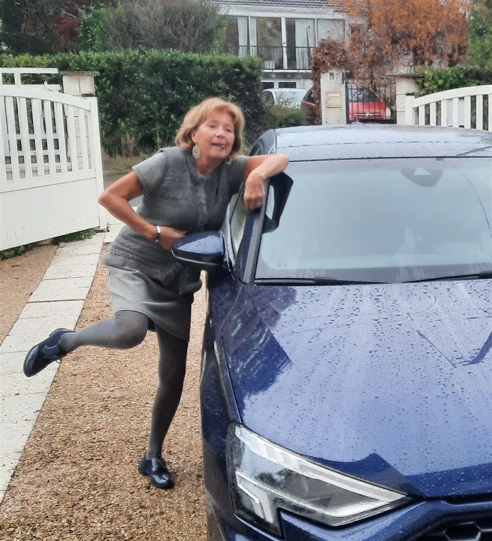 Позировать стоя спокойно? Для Эдит это совсем не интересно)