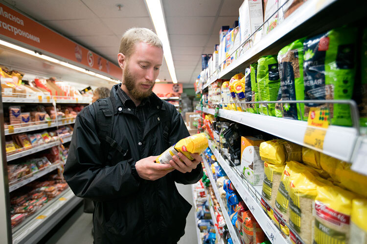 По сравнению с апрелем, маем и июнем рис «подешевел» за счет акционной скидки, но по факту крупа остается «золотой» и в цене терять не намерена. Фото: «БИЗНЕС Online»