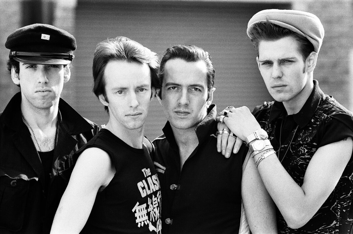 The Clash в период выпуска «Combat Rock»: Мик Джонс, Топпер Хидон, Джо Страммер, Пол Симонон.