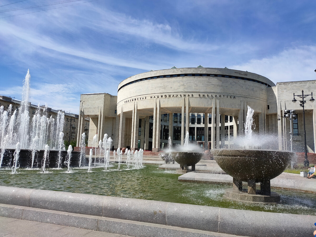 Здание РНБ на Московском пр.. 165 строилось бесконечно долго. Так долго - с 1986 по 1998 год, что поговаривали, что проект архитекторов Щербина Владимира Николаевича и Варшавской Лидии Константиновны 1973-1982 гг давно устарел. 