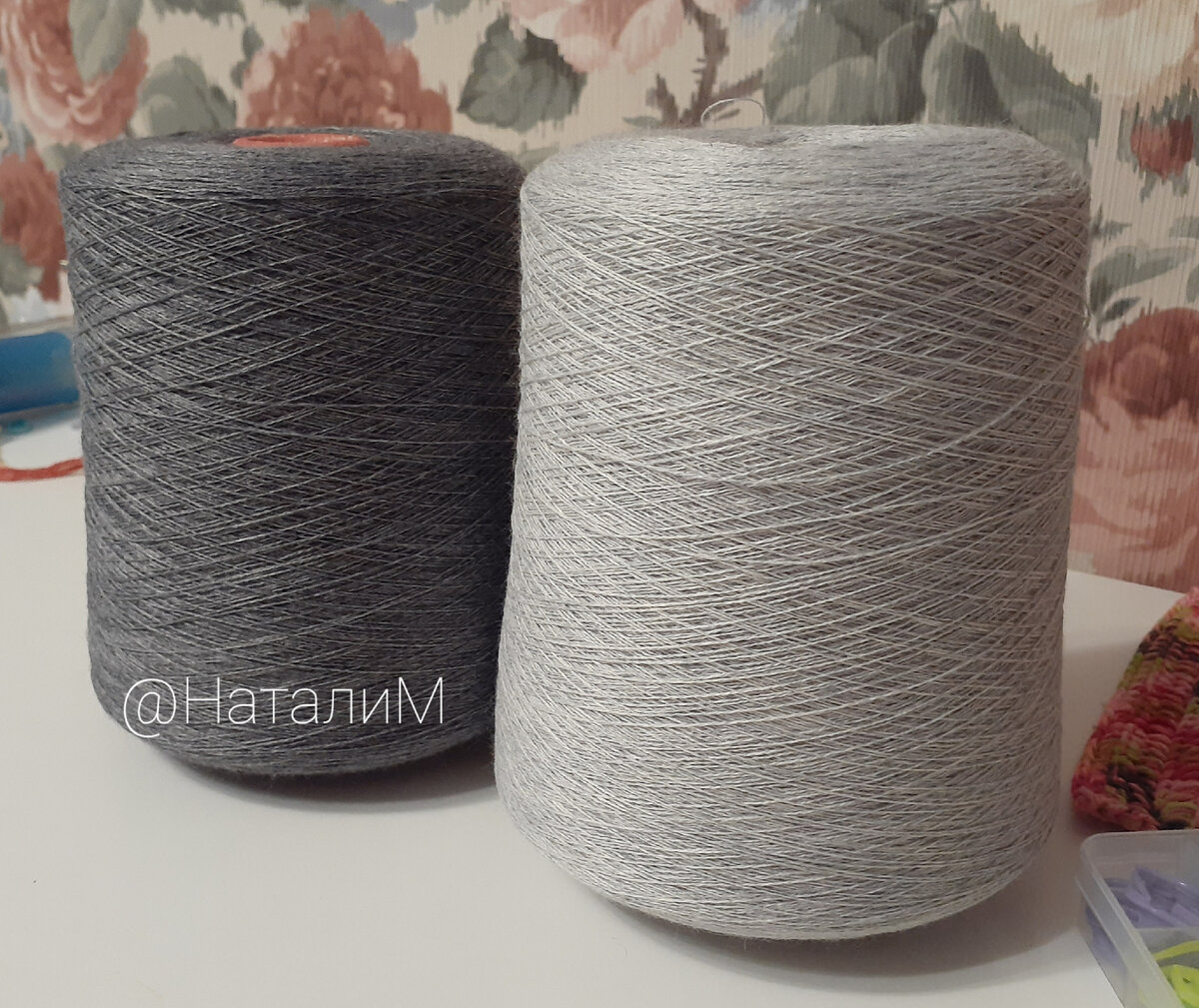 Две бабинки, как два солдатика - к бою готовы.