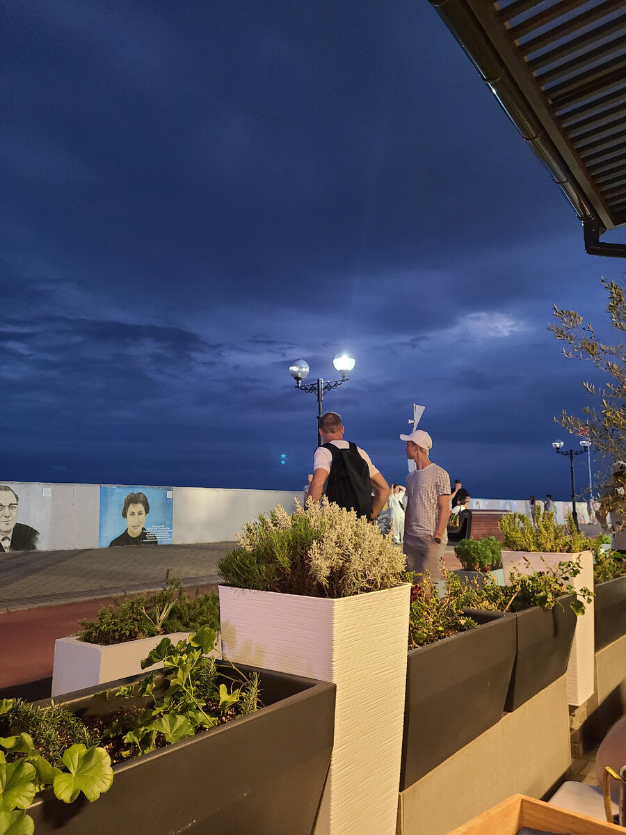 Вид с террасы на набережную 