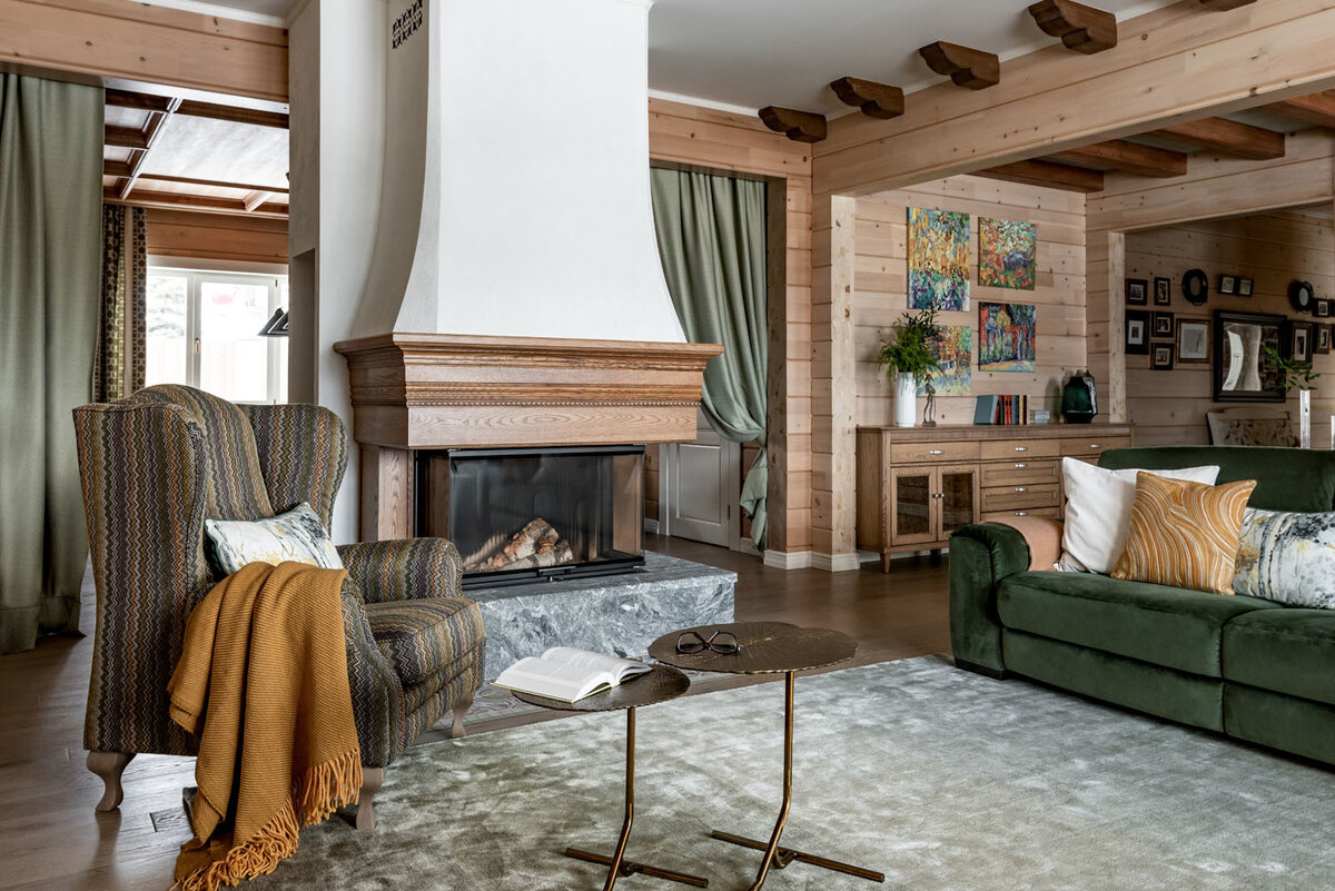 Фото: Наталья Горбунова. Гостиная, столовая. Паркетная доска Trend, Scheucher. Диван, Nattuzi. Ткань, Nattuzi Brezza. Трёхсторонняя каминная топка, Hoxter. Кресла, Parker Knoll. Ткань, Cfledonia. Облицовка камина изготовлена по эскизам дизайнера, «Стиль La`Rus». Ковер Rainbow Shine, «Мир ковров». Столики, Abhika, «Галерея А». Текстиль выполнен совместно с интерьер-ателье Ave-house (интерьерный салон Ольги и Ульяны Железновых).