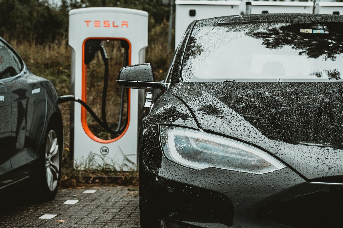     Зачем владельцы бензиновых авто тайком отключают Tesla от розетки?