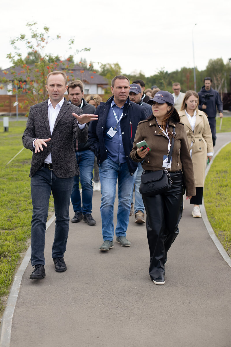 Экскурсия по загородному кварталу для участников / Фото: Александр Гревцов