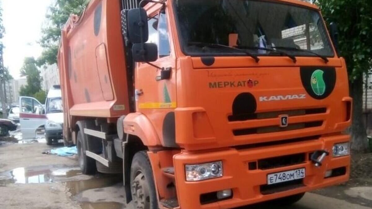    Мусоровоз, сбивший женщину во дворе жилого дома в Балаково© Фото : УГИБДД по Саратовской области