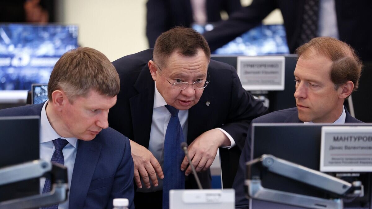    Министр экономического развития РФ Максим Решетников, министр строительства и жилищно-коммунального хозяйства РФ Ирек Файзуллин и министр промышленности и торговли РФ Денис Мантуров© РИА Новости / Дмитрий Астахов