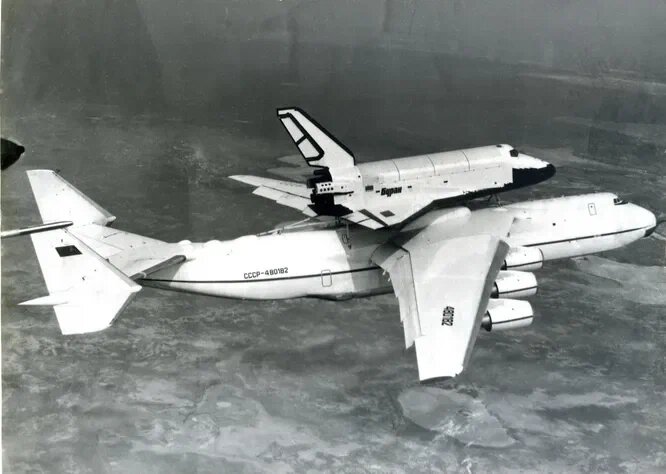 Ан-225 перевозит на "крыше" космический челнок "Буран".