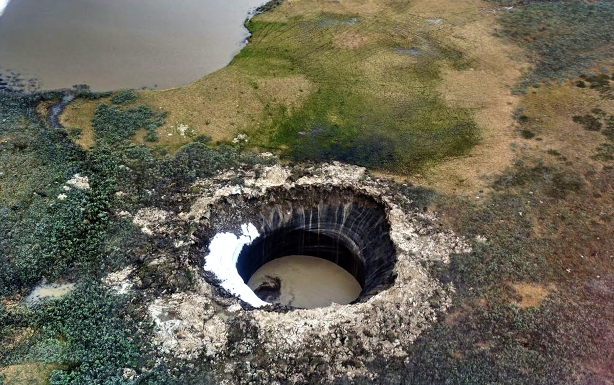 Ямальский кратер, обнаруженный в 2014 году – первая из известных «воронок газового выброса». Фото: Руслан Аманжуров