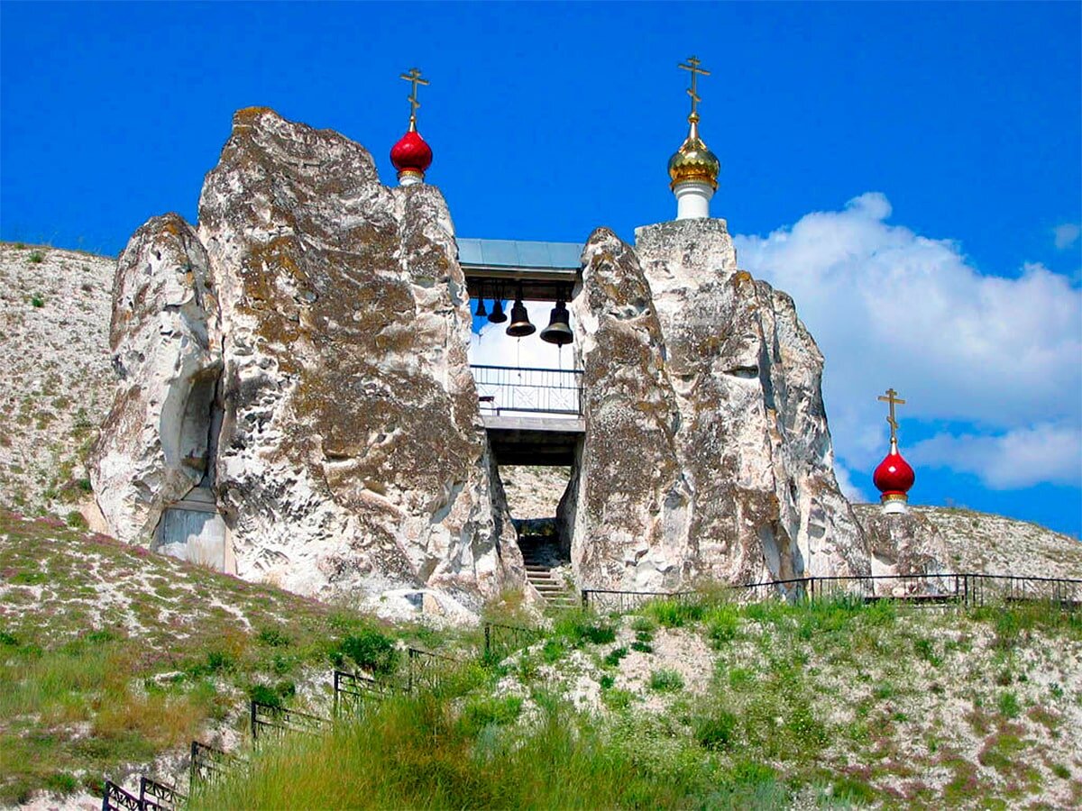 Белогорье экскурсия. Дивногорье музей-заповедник. Музей-заповедник Дивногорье в Воронежской. Пещерный храм в Воронежской области Дивногорье. Лиски монастырь Дивногорье.