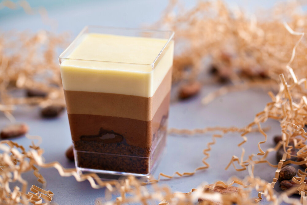 Из молочного шоколада готовится множество вкусных десертов 