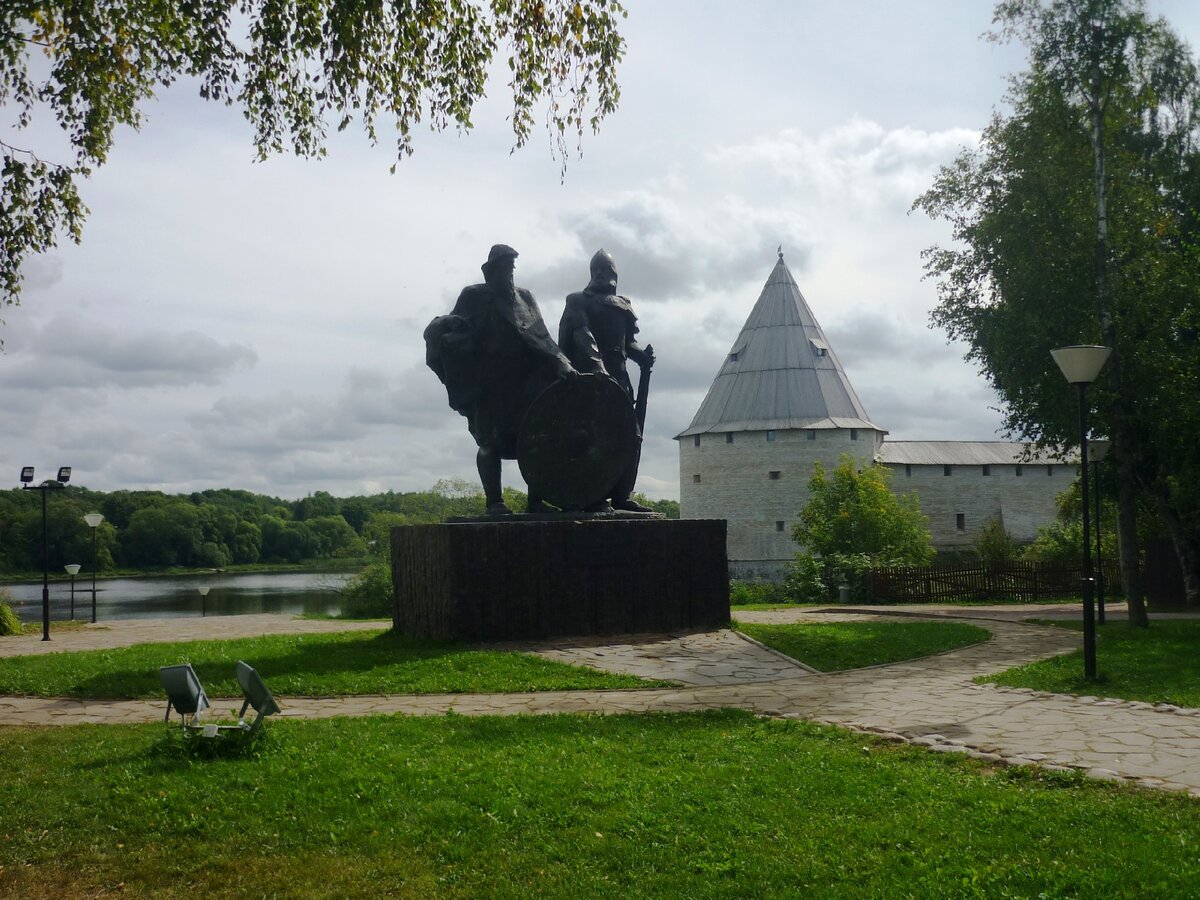 Памятник рюрику и олегу в старой ладоге фото