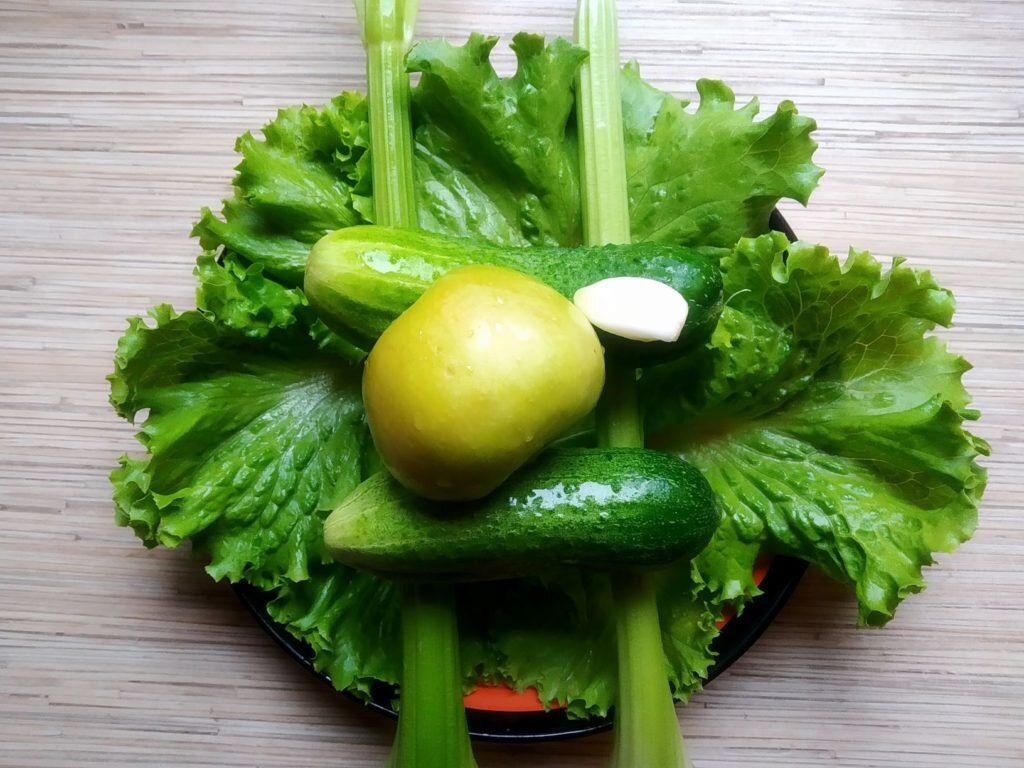 Ингредиенты для салата из огурцов и сельдерея