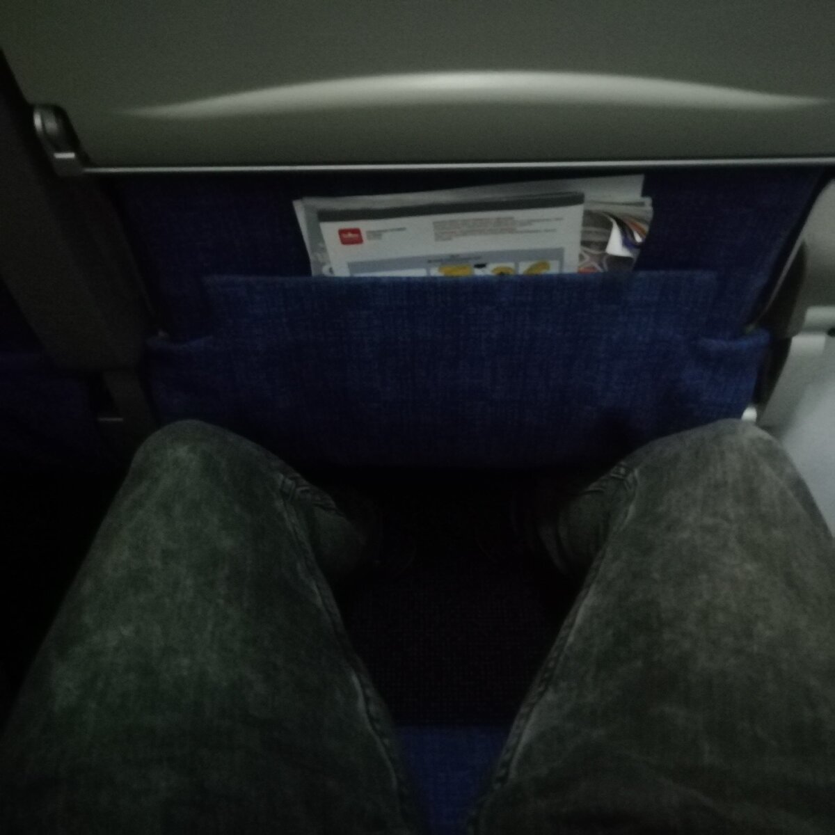 Лично мне - места хватает, коленки не касаются переднего кресла.