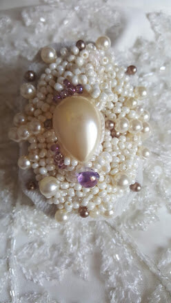 Обложка современной Бальной книжечки: бисер, бусины.