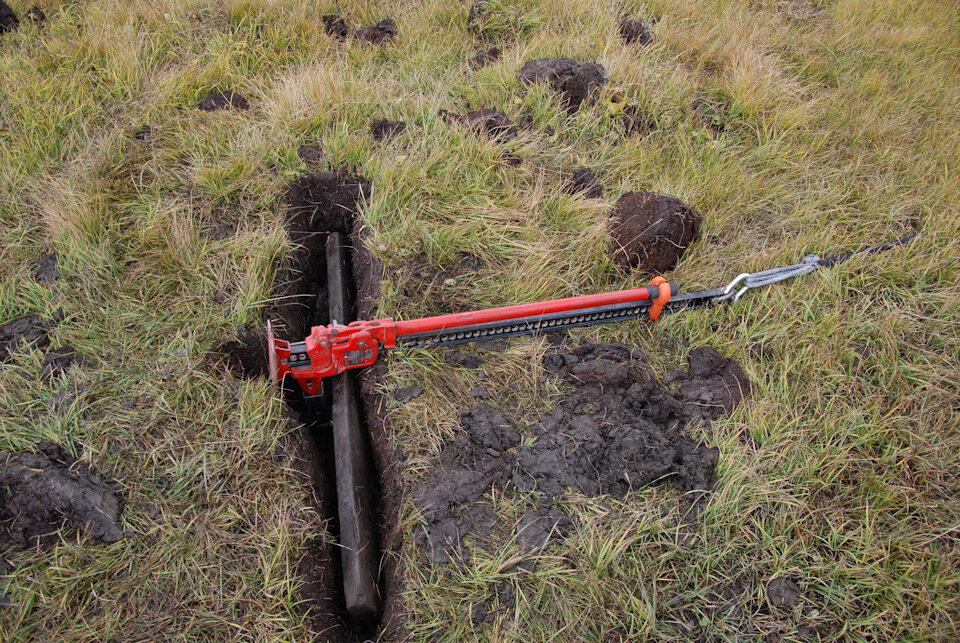 Реечный домкрат Хай Джек (High Jack) можно использовать как лебедку, а кусок прочной доски - как якорь для лебедки