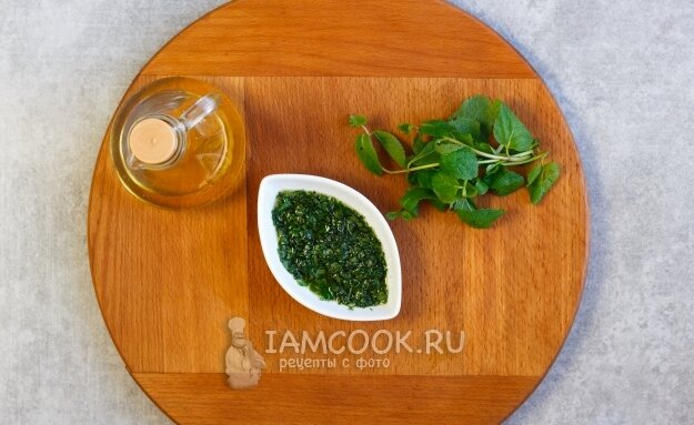 2.  Отделим листья мяты от стеблей и мелко нарежем, зальём оливковым маслом.