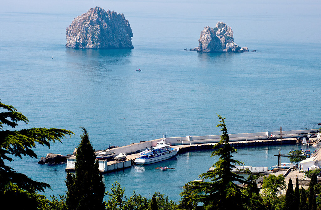 Артек какое море. Гурзуф артек. артек гурзуф крым. гора артек крым. море крым артек.