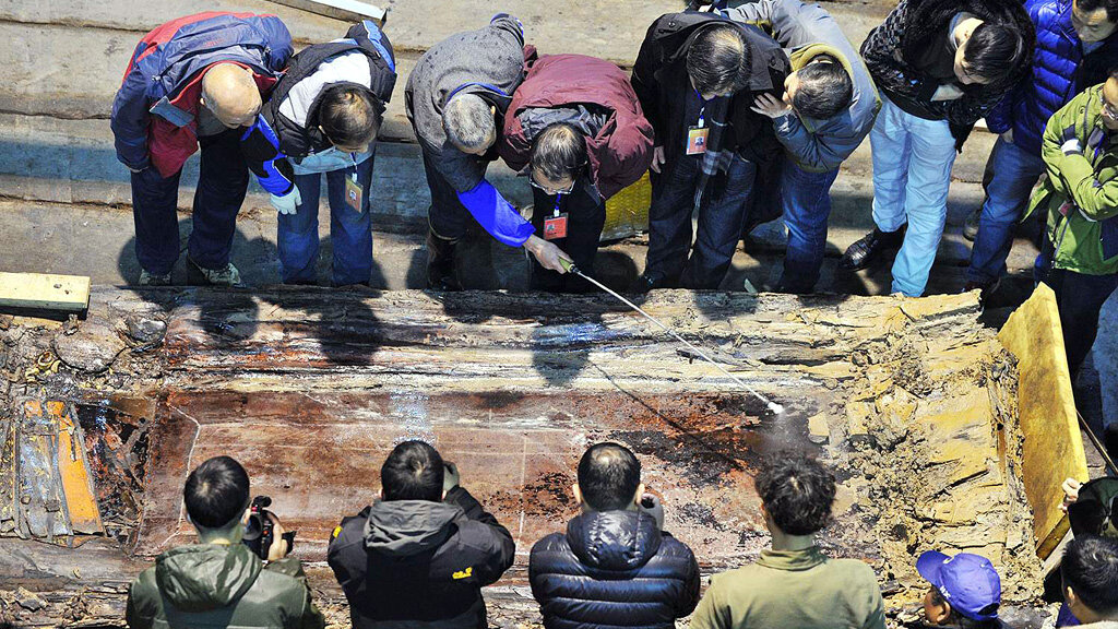 Археологи осматривают главное захоронение некрополя Хайхуньхоу (Китай, Наньчан). Фото: ImagineChina