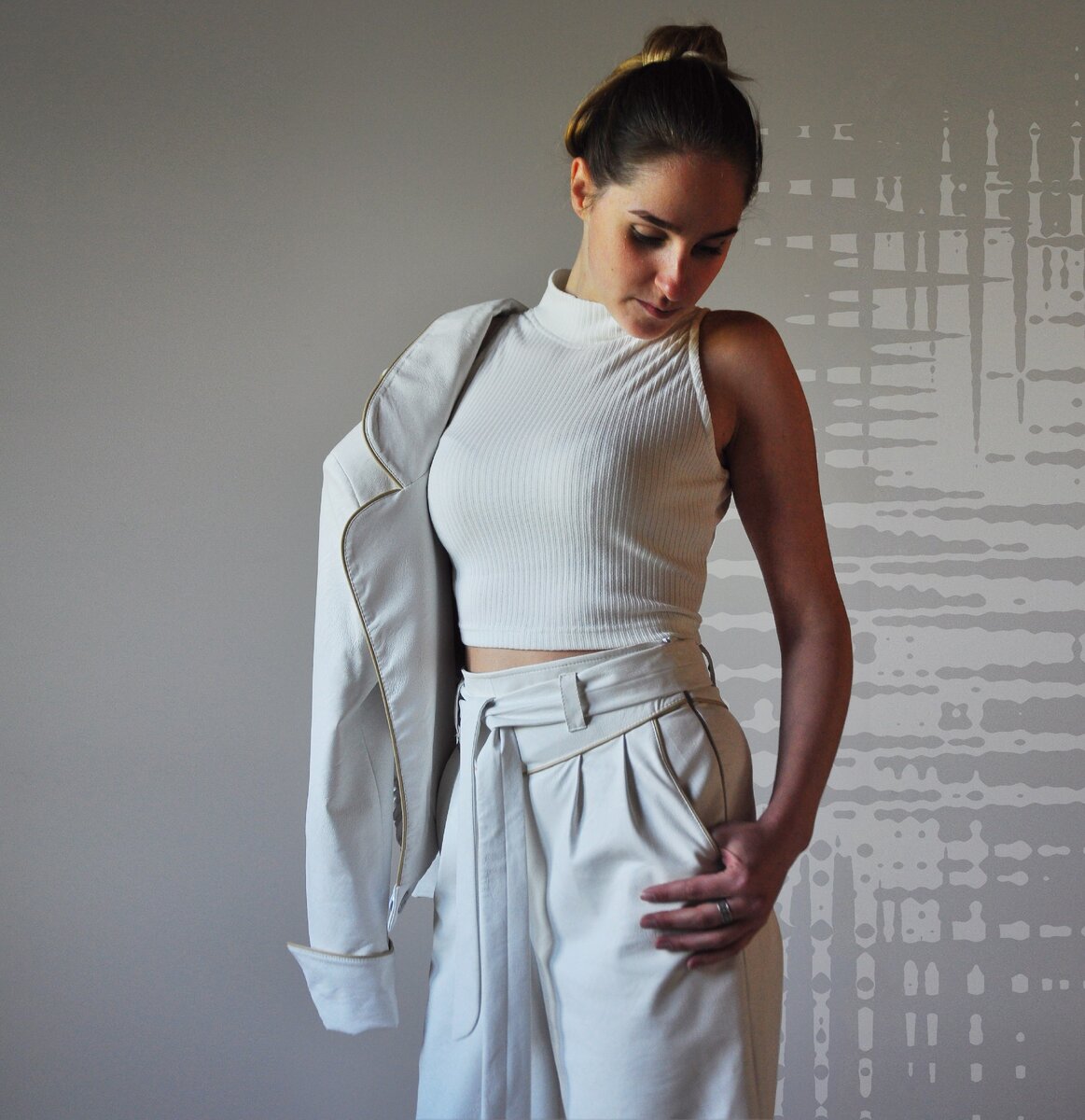 Отлично сочетается с коротким топом из мягкой вискозы. 